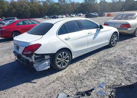 2016 Mercedes-Benz C 300 z USA, uszkodzony, nr VIN 55SWF4JB7GU127743